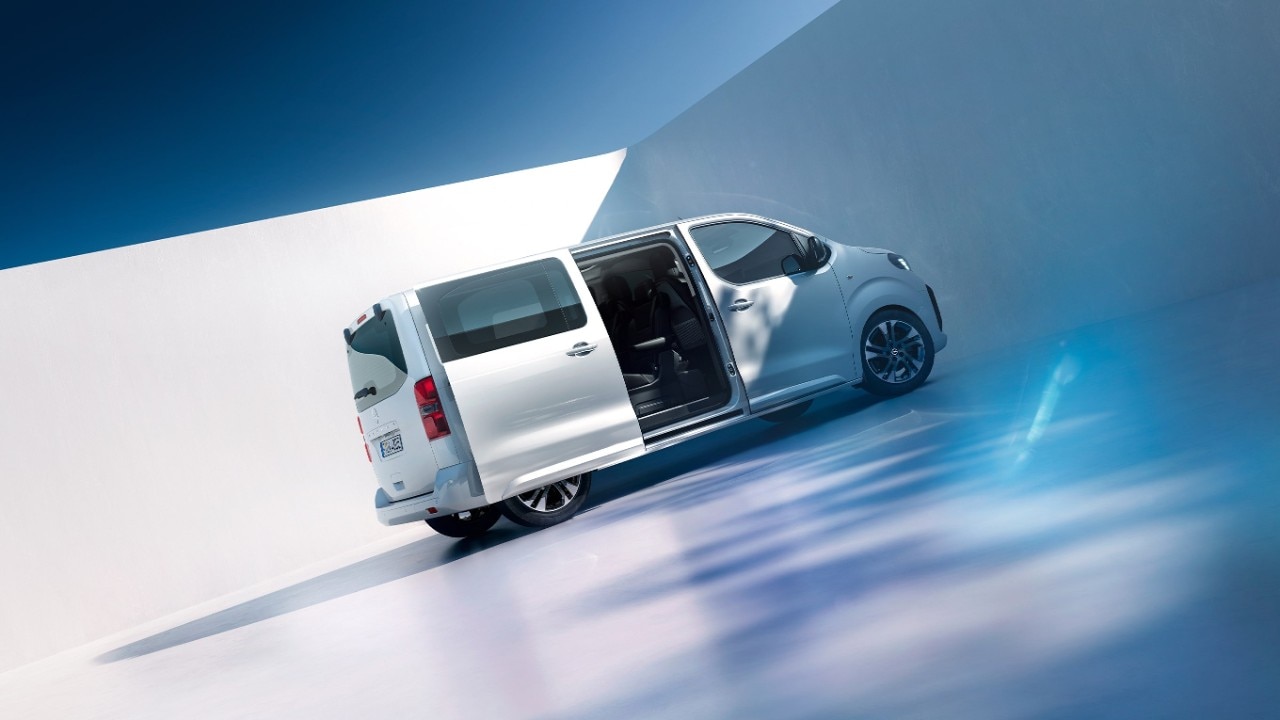  Opel, Zafira Electric Seitenansicht mit offener Tür