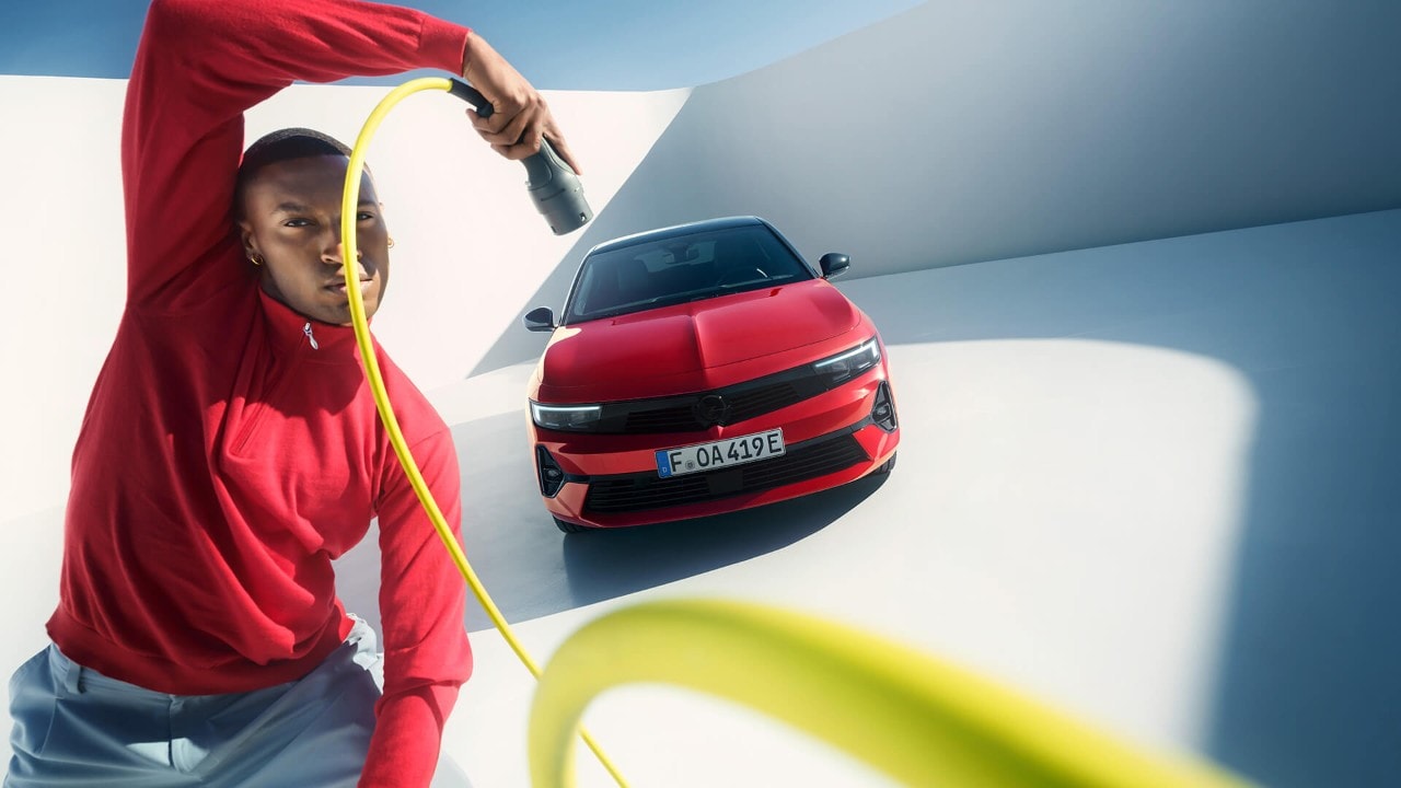 Vista frontale di una Opel Astra Sports Tourer Electric rossa 