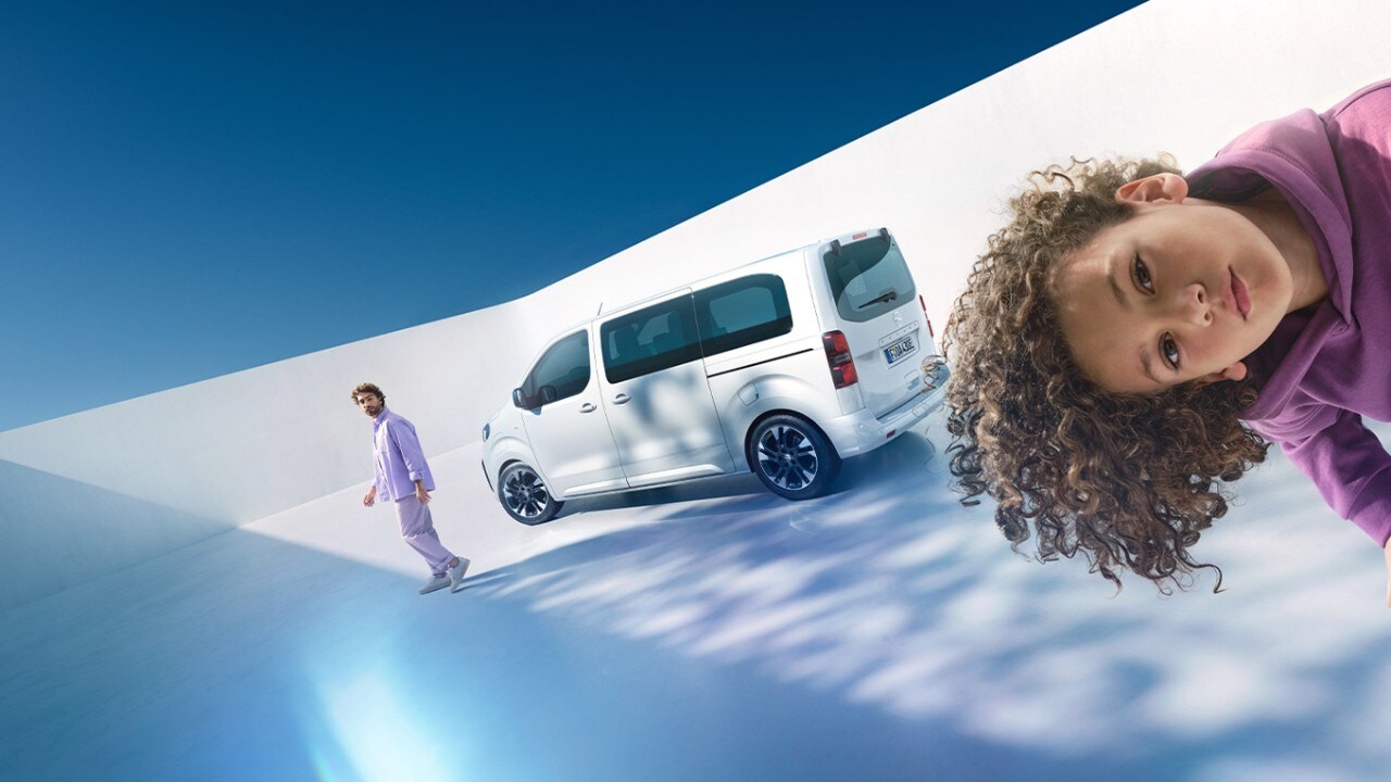  Opel, Zafira Electric, vista esterna con bambino 